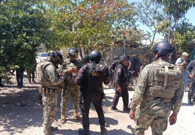 En Oaxaca personal naval asegura armas, vehículos y droga