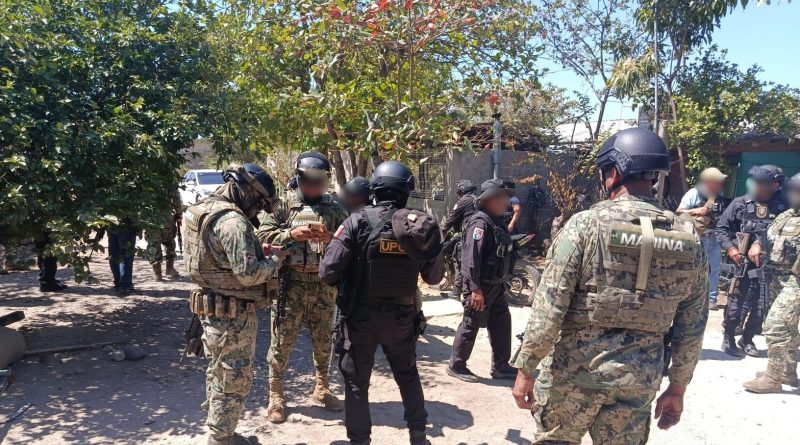 En Oaxaca personal naval asegura armas, vehículos y droga