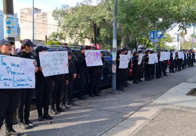 Mujeres policías participan en la marcha del 8M en Colima