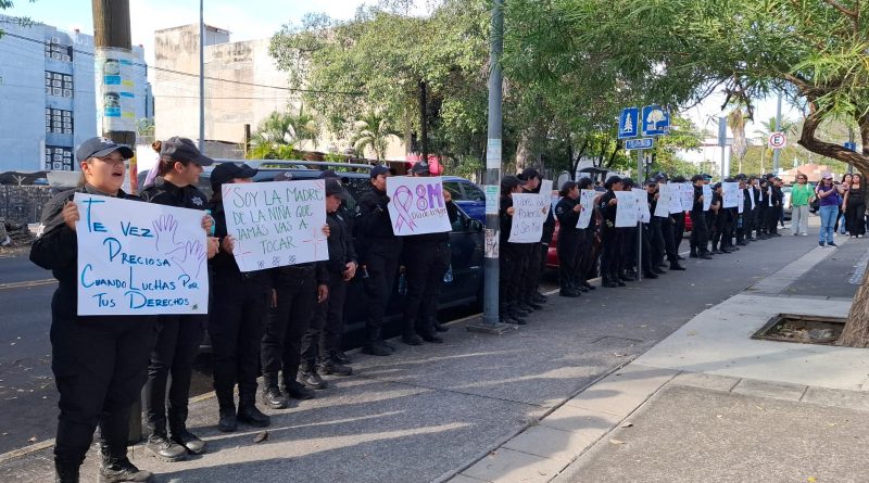 Mujeres policías participan en la marcha del 8M en Colima