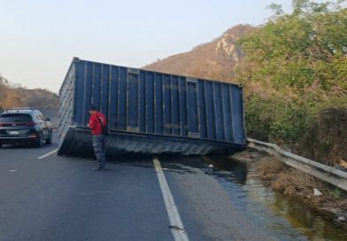 Alerta UEPC por contenedor desprendido  que obstruye  carril en autopista Manzanillo-Colima