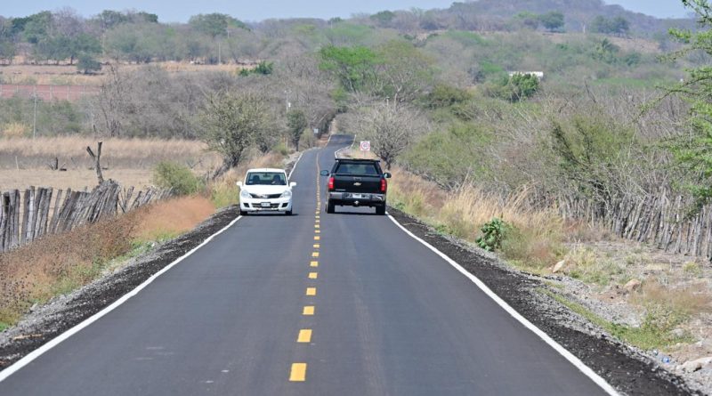 Alcale Riult Rivera entrega pavimentación de camino a comunidad Ignacio Allende