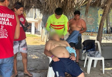 Rescatan guardavidas de UEPC Colima a hombres del estado de México en playa Miramar