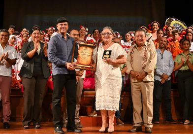 Folkloristas Unidos de Colima celebran 10° aniversario ante teatro Hidalgo lleno