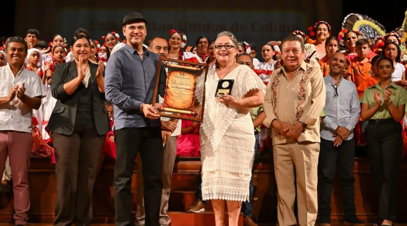 Folkloristas Unidos de Colima celebran 10° aniversario ante teatro Hidalgo lleno