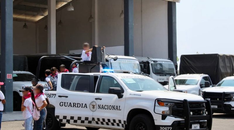 Estudiantes de primaria realizan visita guiada a sede de GN en Colima y reciben insignias de la institución