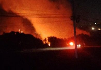 Bombero de Manzanillo combate incendio a orillas de laguna de Peñitas
