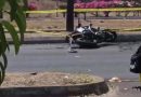 Muere motociclista al impactar con poste