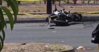 Muere motociclista al impactar con poste