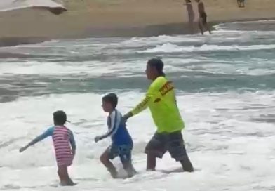 Guardavidas de UEPC Colima y PC Manzanillo rescatan a menor en playa La Audiencia