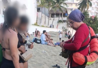 Rescatan guardavidas de UEPC a 2 jóvenes en playa La Audiencia