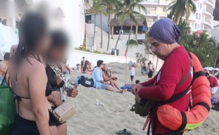 Rescatan guardavidas de UEPC a 2 jóvenes en playa La Audiencia