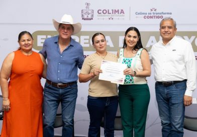 Indira Vizcaíno entregó cartas de autorización por 9mdp a productores del agro colimense