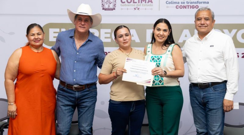 Indira Vizcaíno entregó cartas de autorización por 9mdp a productores del agro colimense