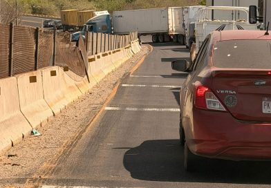 Se atora remolque en autopista Manzanillo-Colima