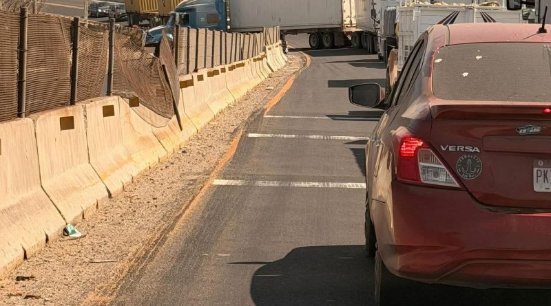 Se atora remolque en autopista Manzanillo-Colima