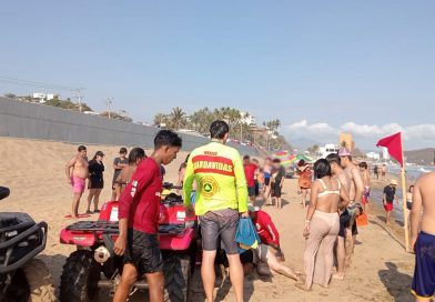 Rescatan guardavidas de UEPC Colima  y PC Manzanillo dos mujeres en Playa de Oro