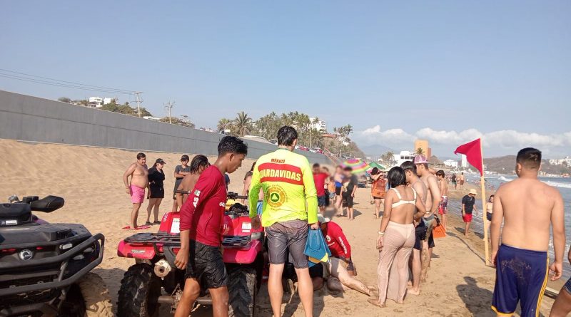 Rescatan guardavidas de UEPC Colima  y PC Manzanillo dos mujeres en Playa de Oro