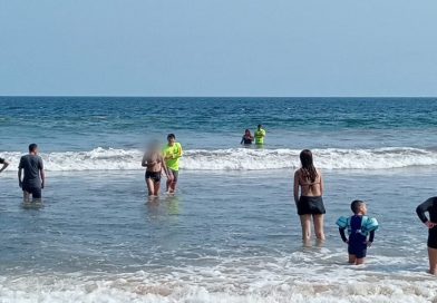 Guardavidas de UEPC Colima y PC Manzanillo rescatan a dos turistas en Manzanillo