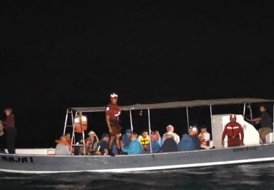 Marina auxilia a 18 personas tras varamiento de embarcación en inmediaciones de La Paz, B.C.S