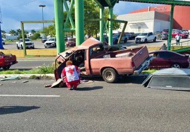 Muere conductor al impactarse en periférico
