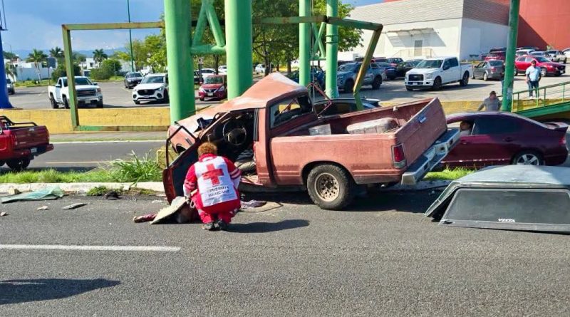 Muere conductor al impactarse en periférico
