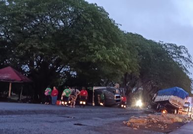 Accidente entre  dos tractocamiones cerca de GN en Tecomán