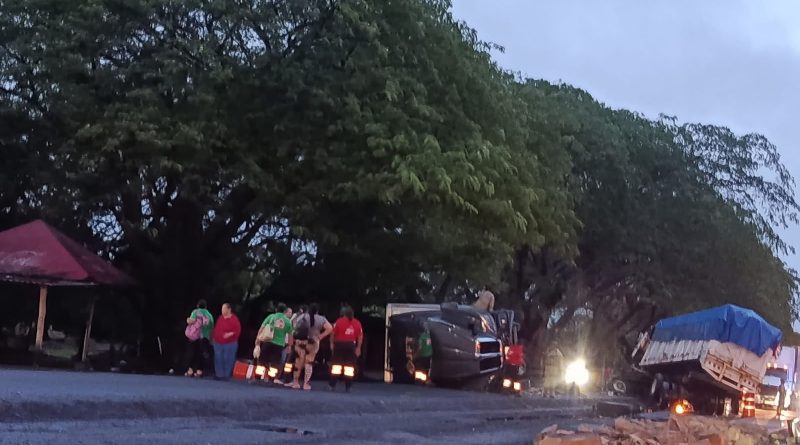Accidente entre  dos tractocamiones cerca de GN en Tecomán