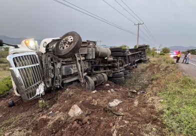 CRUM brinda atención a conductor de tractocamión volcado en autopista Colima-Manzanillo