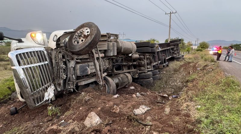 CRUM brinda atención a conductor de tractocamión volcado en autopista Colima-Manzanillo