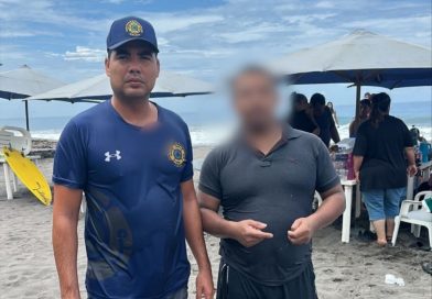Guardavidas de UEPC Colima y Protección Civil Armería rescatan del mar a turistas de El Salto, Jalisco