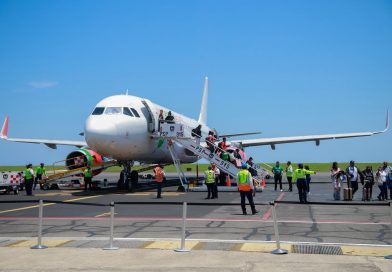 Indira Vizcaíno recibe primer vuelo AIFA-Manzanillo de Viva Aerobus; trasladó 163 pasajeros