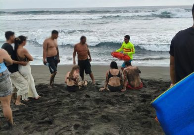 Guardavidas de UEPC y voluntarios rescatan a cuatro personas de Michoacán en playa Cuyutlán