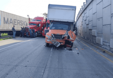 Chocan varios trailer y obstruyen sentido en autopista Colima-Tecoman