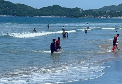 Personal naval rescató a un joven en playa Miramar en Manzanillo