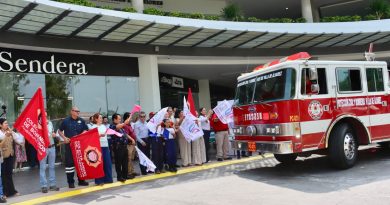 Entrega Club Rotario y empresas camión de bomberos a Villa de Alvarez