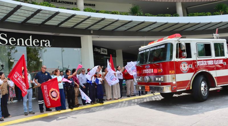 Entrega Club Rotario y empresas camión de bomberos a Villa de Alvarez