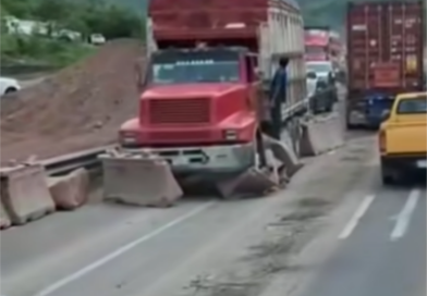 Tractocamion se lleva tambos en La Salada