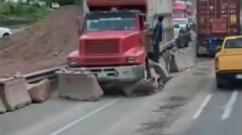 Tractocamion se lleva tambos en La Salada
