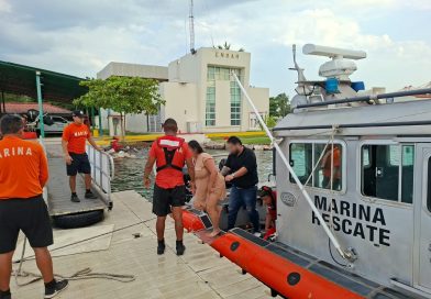 Rescata personal naval a pareja en playa Salahua en Manzanillo