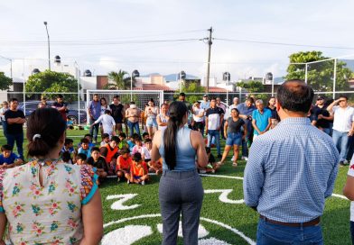 Mandataria Indira Vizcaíno entregó en Tecomán dos nuevas canchas de fútbol 5 y 7
