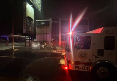 Se incendia auto eléctrico afuera de agencia automotriz: UEPCyB logra contener fuego
