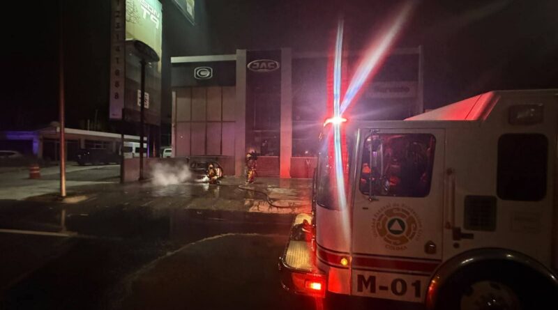Se incendia auto eléctrico afuera de agencia automotriz: UEPCyB logra contener fuego