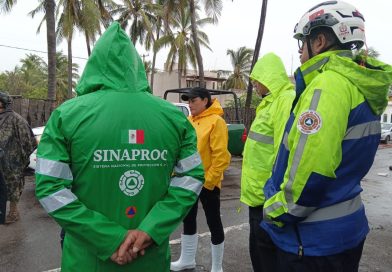 Huracán Simón se acerca a costas de Colima y refuerzan acciones preventivas ante posible s efectaciones y evacúan habitantes de La Becerrera