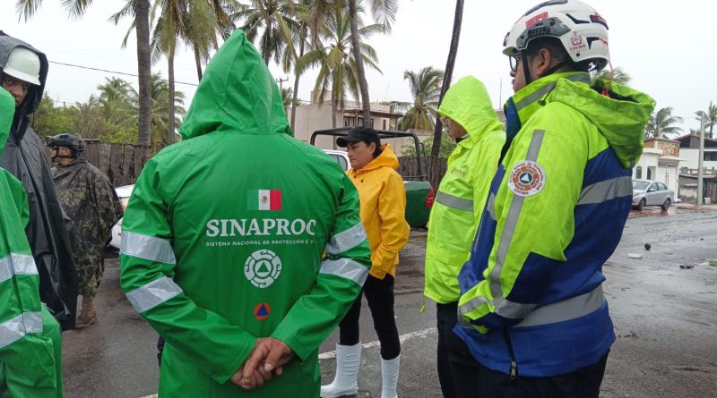 Huracán Simón se acerca a costas de Colima y refuerzan acciones preventivas ante posible s efectaciones y evacúan habitantes de La Becerrera