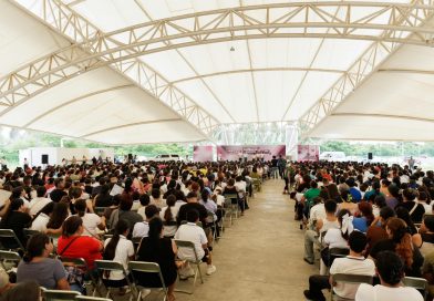 Casi 2,300 estudiantes de Tecomán reciben este lunes su computadora gratuita de ColiBecas