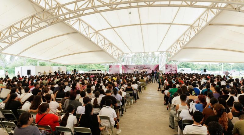 Casi 2,300 estudiantes de Tecomán reciben este lunes su computadora gratuita de ColiBecas