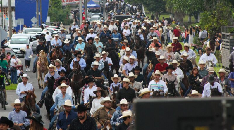 Culmina cabalgata  inaugural de la Feria de Colima 2026 con saldo blanco