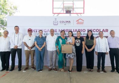 Docentes de 37 primarias en Villa de Alvarez recibieron mobiliario por parte de Indira Vizcaíno